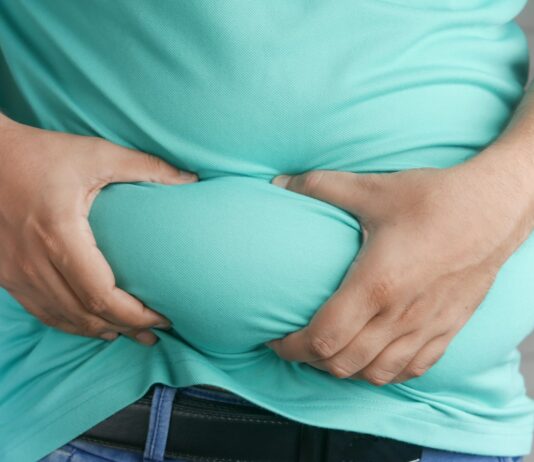 뱃살이 걱정된다면, 이 운동으로 해결하세요 a man holding his stomach with his hands