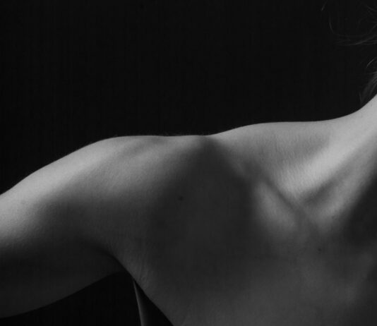 어깨 통증 완화 요가: 유연한 어깨를 위한 요가 동작 grayscale photo of naked woman