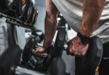 식습관과 운동: 건강한 몸을 위한 두 가지 핵심 person in gray shirt holding black dumbbell