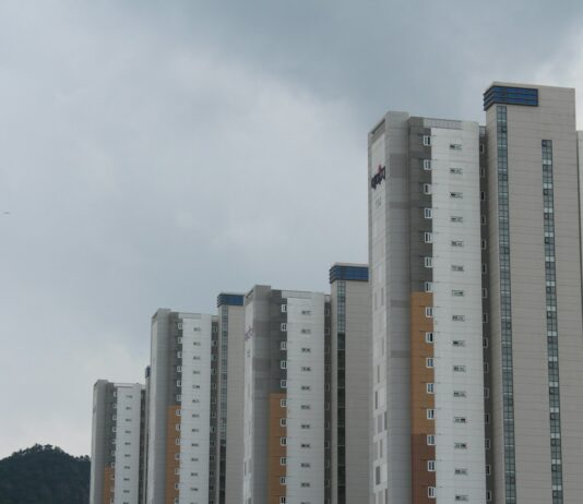 전국 200개 노후 아파트 전력·냉난방 설비 교체…안전 강화 지원 a group of tall buildings