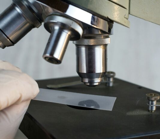 첨단분야 인재 육성 ‘혁신융합대학’ 5개 선정…연간 102억 지원 a person using a microscope to examine a piece of metal