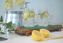 디톡스를 위한 건강한 음료 레시피 a couple of lemons sitting on top of a cutting board