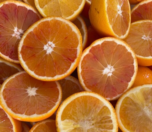 여름철 비타민 C 섭취 방법 a bunch of oranges that are cut in half