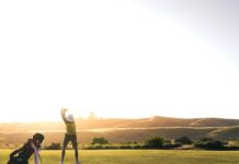 전국 골프장 농약 사용 줄었다…전년대비 2.6% 감소 2 person walking on green grass field during daytime