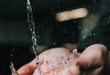 수돗물 다량 사용 건축물 ‘저수조 설치현황’ 신고제 도입 clear liquid pouring on person's hands
