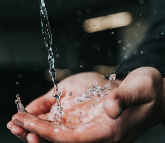 수돗물 다량 사용 건축물 ‘저수조 설치현황’ 신고제 도입 clear liquid pouring on person's hands