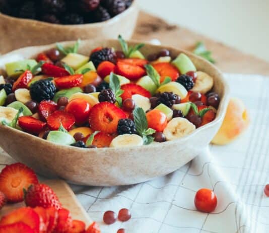 여름의 끝자락, 시원한 음료와 간식으로 더위 이겨내기 a plate of food