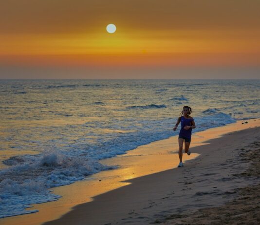 여름철 해변 운동: 효과적인 해변 워크아웃 루틴 woman in black dress walking on beach during sunset