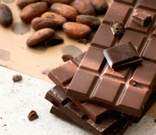 초콜릿이 심장 건강에 미치는 영향 chocolate bars on white table