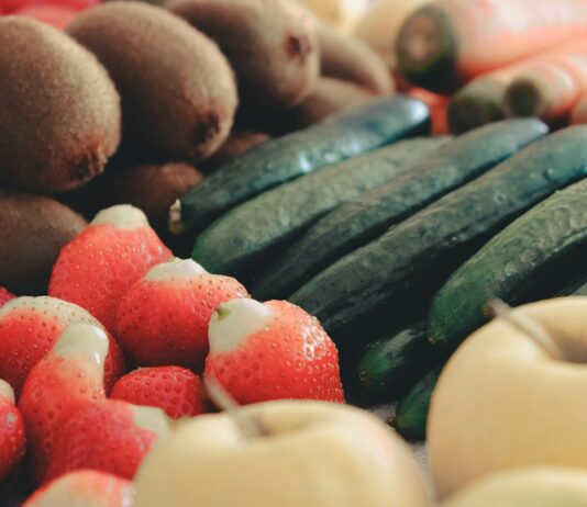 심혈관 건강을 위한 유산소 운동과 식단의 역할 red apple and green cucumber