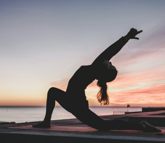 필라테스와 요가, 어떤 운동이 나에게 맞을까? silhouette photography of woman doing yoga