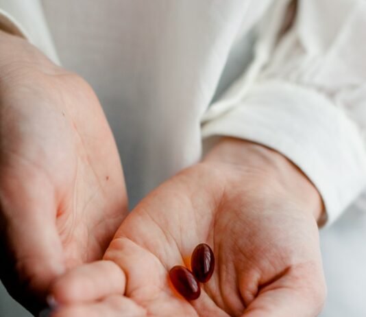 소화 건강: 건강한 장을 위한 팁 person holding brown and black round ornament