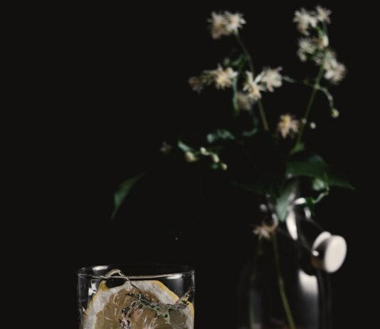 운동할 때 필수인 수분 섭취, 얼마나 마셔야 할까? clear drinking glass and sliced lemons on wooden surface