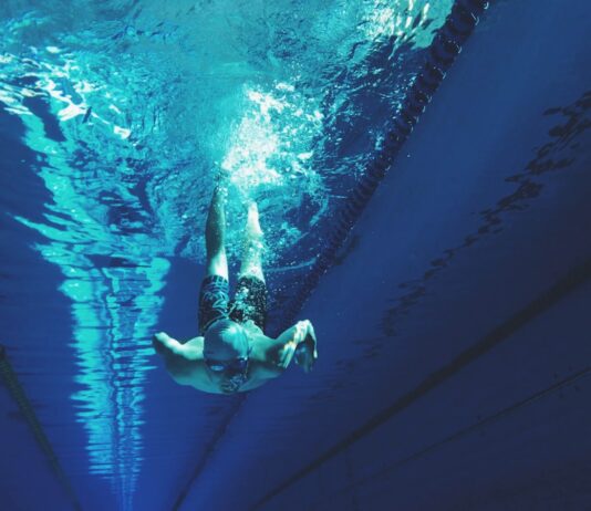 스트레스 감소를 위한 운동과 영양의 상관관계 man swimming in swimming pool