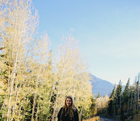 가을 바람을 맞으며 운동하는 최적의 다이어트 방법 woman in black jacket standing on road during daytime