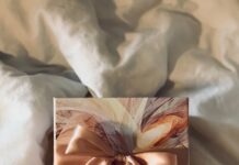 저소득가구 청소년을 위한 기프트박스 전달 white and brown floral paper on white textile