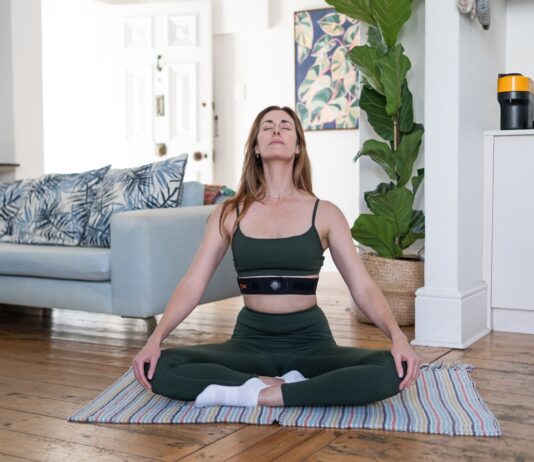 스트레스를 극복하고 면역력을 기르는 꾸준한 운동 습관 a woman sitting on a yoga mat in a living room