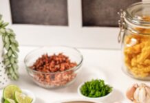 추운 날씨에도 꾸준히 다이어트 성공하기 a bowl of soup is sitting on a table