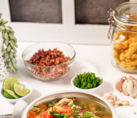 추운 날씨에도 꾸준히 다이어트 성공하기 a bowl of soup is sitting on a table