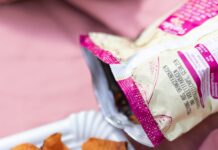 운동 후 근육 회복을 돕는 음식과 필수 영양소 a white plate topped with chips next to a bag of chips