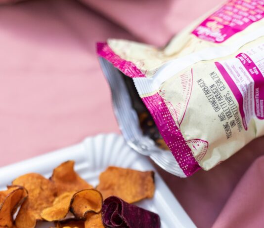 운동 후 근육 회복을 돕는 음식과 필수 영양소 a white plate topped with chips next to a bag of chips