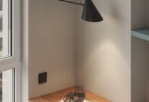 체중 감량의 과학: 다이어트 성공을 위한 신체 리듬 최적화 방법 A wooden desk with a laptop on top of it