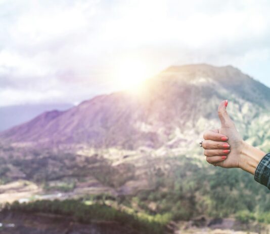 겨울철 운동 효과를 극대화하는 방법 human showing hand on top of mountain