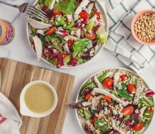 유전자와 다이어트: 내 몸에 맞는 식이 계획 찾기 flat lay photography of two bowls of fruit and vegetable salad