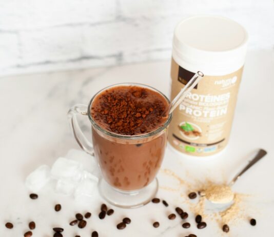 단백질 쉐이크에 모든 것 white ceramic mug with coffee