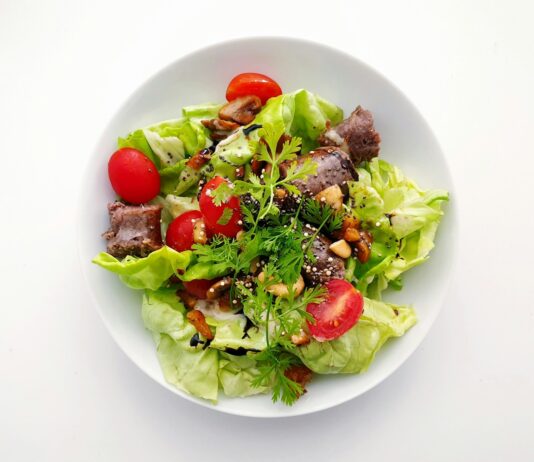 체내 염증을 조절하는 방법 vegetable salad on white ceramic plate