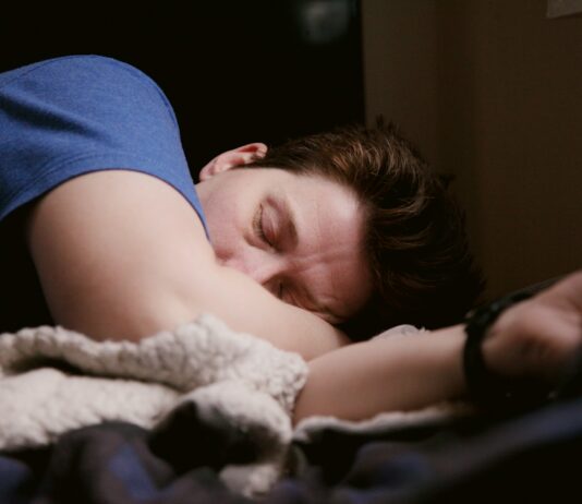 수면 무호흡증 관리하기 woman in blue shirt lying on bed