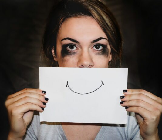 자꾸 짜증나고 감정이 요동친다면? person holding white printer paper