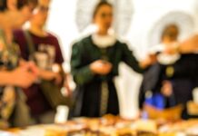 심리적 식욕과 음식, 스트레스와 식습관 selective focus photography of sliced bread on white ceramic plate