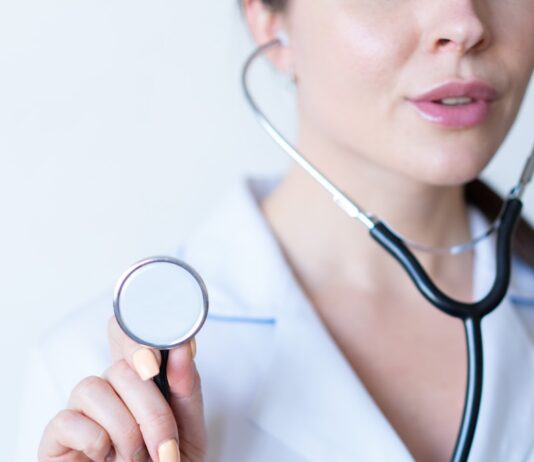 30~40대 여성을 위한 건강한 라이프스타일 팁 a woman in a white shirt holding a stethoscope