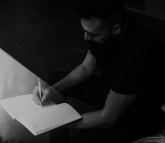 스트레스 해소 루틴으로 인기인 감정 일기 man in black t-shirt writing on white paper