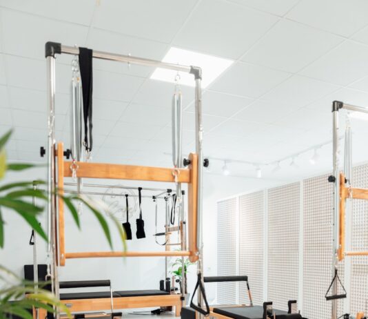 효과적인 필라테스 운동으로 건강을 챙기는 방법 a room filled with lots of machines and a plant