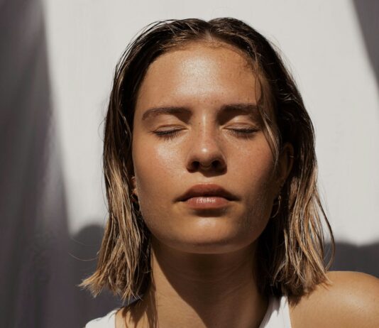 “여름철 피부 건강, 올바른 관리로 지키세요” woman in white tank top