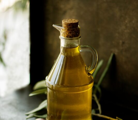 건강한 식단, 올바른 선택이 만드는 일상 속 건강 clear glass cruet bottle