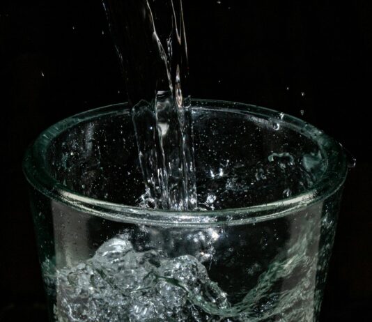 무더위 속 건강 지키기, 여름철 올바른 생활 습관으로 시작하세요 a glass of water