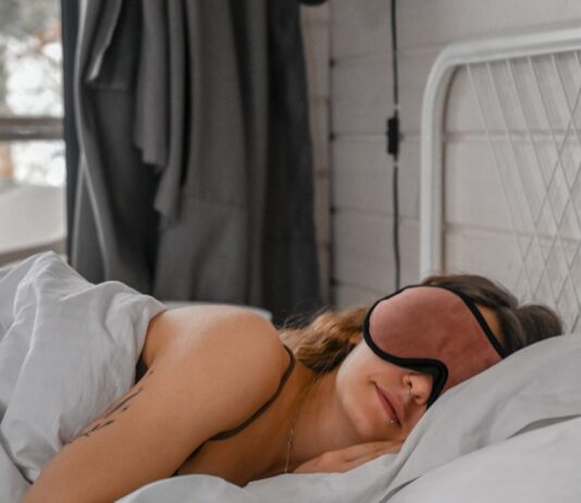 깊은 잠이 주는 건강의 비밀…수면, 현대인에게 왜 중요할까? a woman lying in a bed