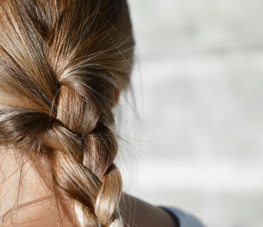 건강한 머릿결을 위한 모발 관리법과 올바른 생활 습관 woman with braid hair