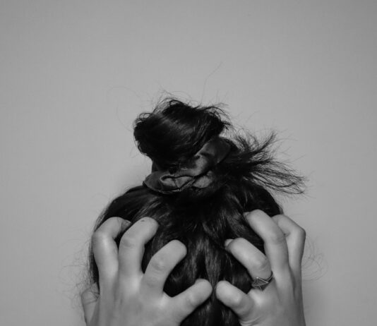 AI 명상부터 디지털 디톡스까지, 스트레스 관리법 a woman covering her face with her hands