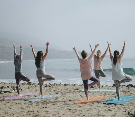 일상으로 스며드는 웰니스 문화, 건강을 ‘새로 고치기’ 위한 작은 변화들 five woman standing on seashore