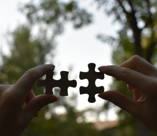 뇌도 운동이 필요하다… 뇌건강 챙기는 생활습관, 이렇게 실천해보세요 a person holding two pieces of a puzzle