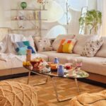 아침 공복 상태와 위장 리듬의 불일치가 만드는 불편한 하루 a living room with a couch and coffee table