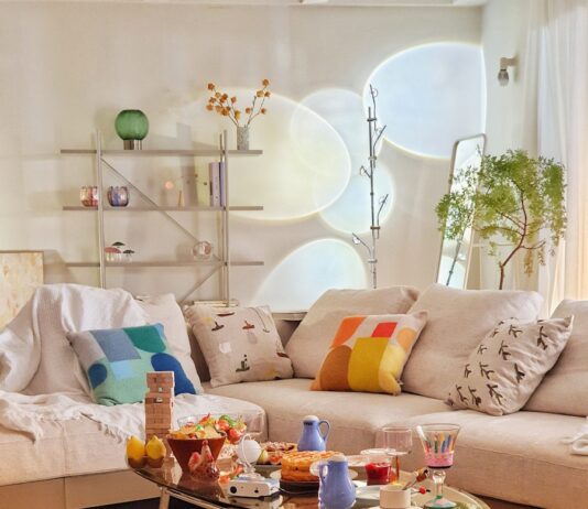 아침 공복 상태와 위장 리듬의 불일치가 만드는 불편한 하루 a living room with a couch and coffee table