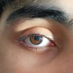 디지털 과부하 시대, ‘눈의 피로’가 신체와 마음에 남기는 보이지 않는 흔적 Close-up photo of a brown human eye.