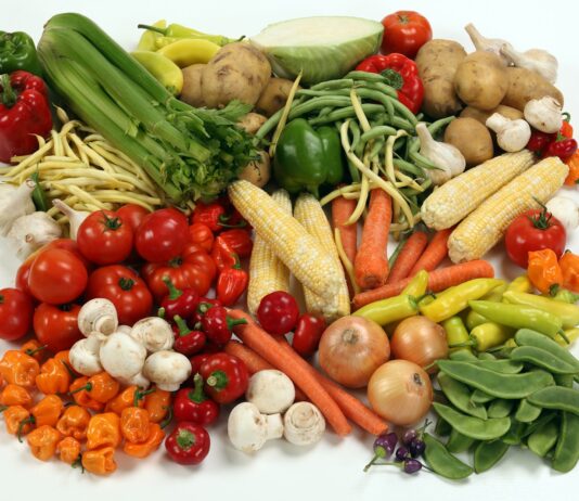 “일하는 당신의 건강, 최신 트렌드로 지켜라…실천 가능한 직장인 헬스 루틴 제안” a pile of different types of vegetables on a white surface