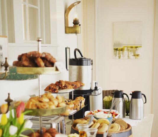 출퇴근길 걷기부터 사무실 스트레칭까지, 직장인 건강 챙기기 실천법 a table with a bunch of food on it