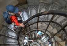 집에서도 쉽게, 근육 건강 지키는 생활 습관 뜬다 a group of people climbing up a spiral staircase